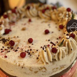 Oreo and strawberry-raspberry ice cream cake (kopeeri)